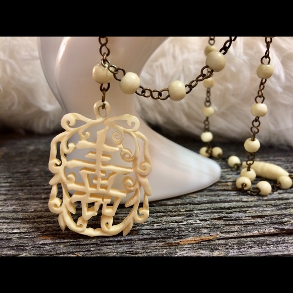 Vintage Chinese hand carved bone pendant necklace - Picture 4 of 8